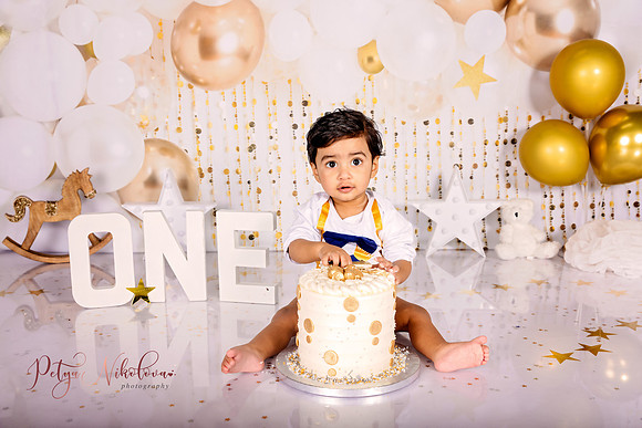 celebration cake smash family kids photographer Woodford